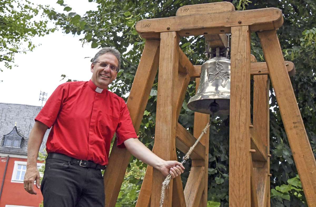 Probehalber läutet Pfarrer Helmut Kautz schon mal in Arnstadt die Friedensglocke, die aus alter Munition gegossen wurde. Am 12 August wird sie wieder in Arnstadt sein. Foto: Berit Richter