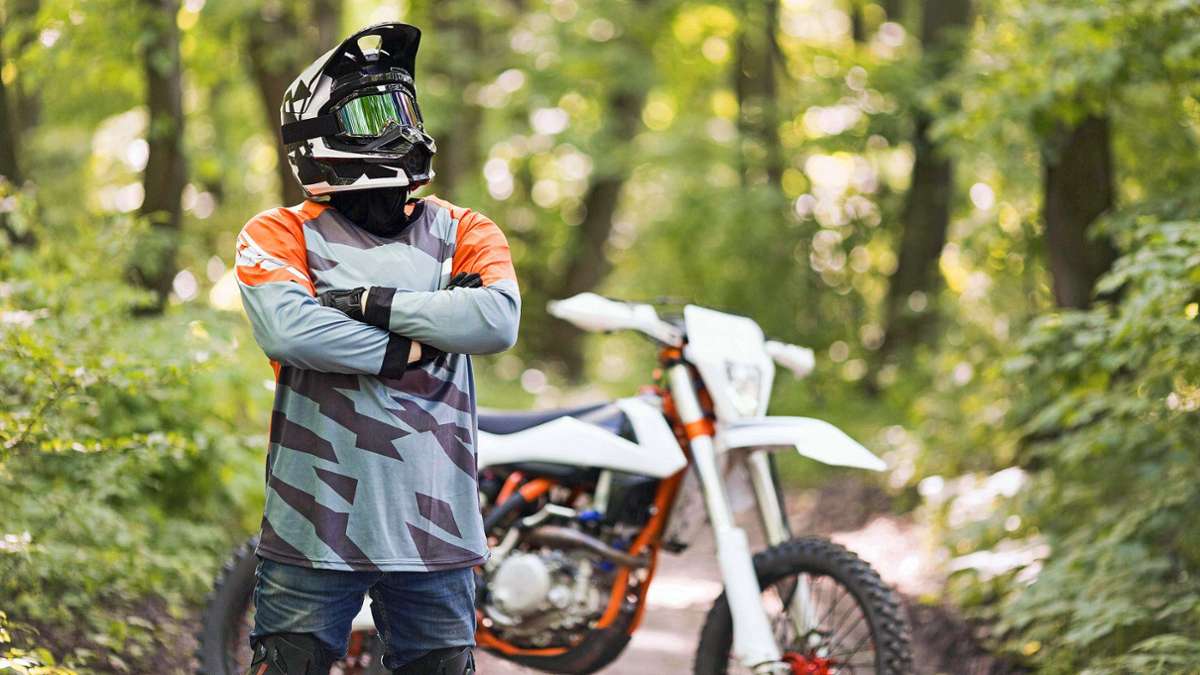 Knöllchen und Fotos im Wald: Bürger wehren sich gegen Motorradgangs