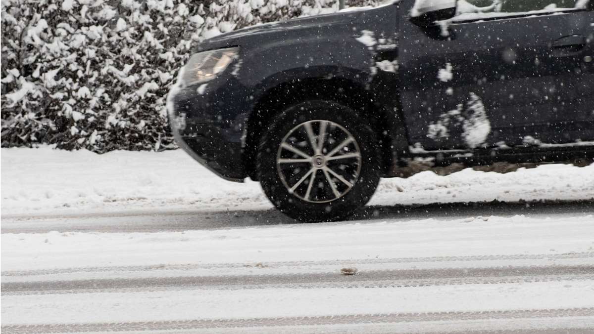 Fahrerflucht: Auto fährt bei Schnee gegen Hauswand