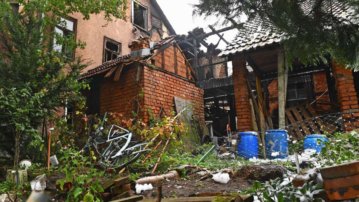 Notquartier: Obdachlose Familie lebt nach Hausbrand im Bauwagen