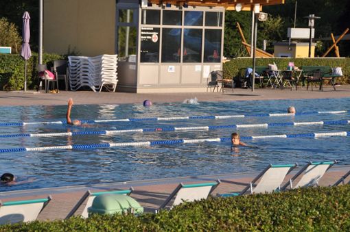 Die Frühschwimmer in Meiningen sind nun wieder im Innenbereich anzutreffen, wenn sie morgens ihre Runden drehen. Foto: red