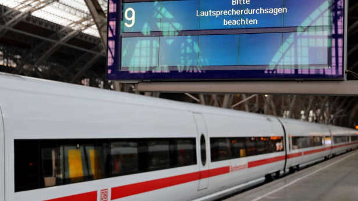 Nachbar-Regionen: Nach Schneechaos: Erste Züge fahren Leipziger Hauptbahnhof wieder an