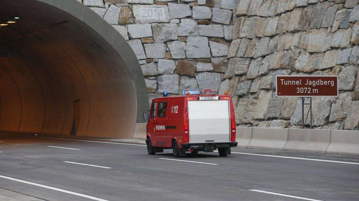 Thüringen: Lastwagen fährt im Jagdbergtunnel auf A 4 gegen Wand