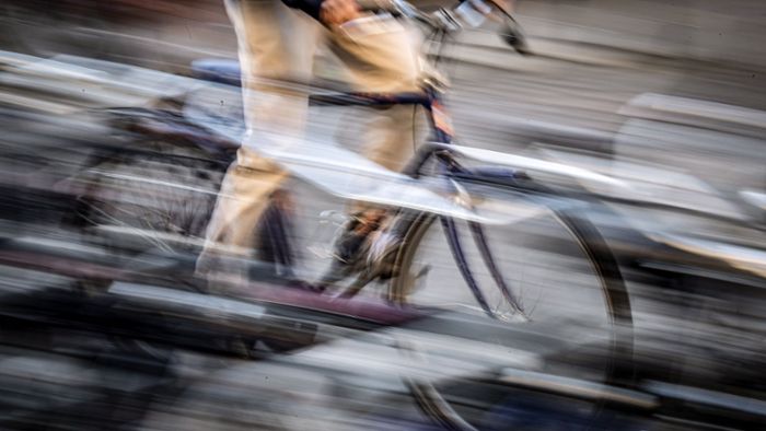 Ilm-Kreis: Betrunkener Radfahrer fährt Fußgänger an