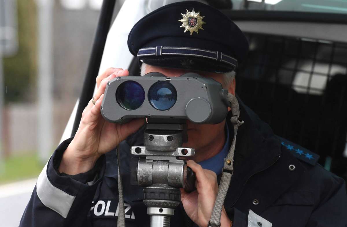 Ein Polizist mit Lasermessgerät. Foto: /Bastian Frank