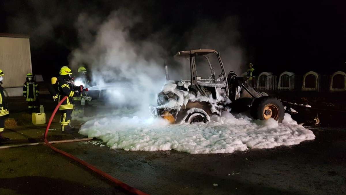 Brand : Radlader geht in Flammen auf - Fahrerin in Krankenhaus