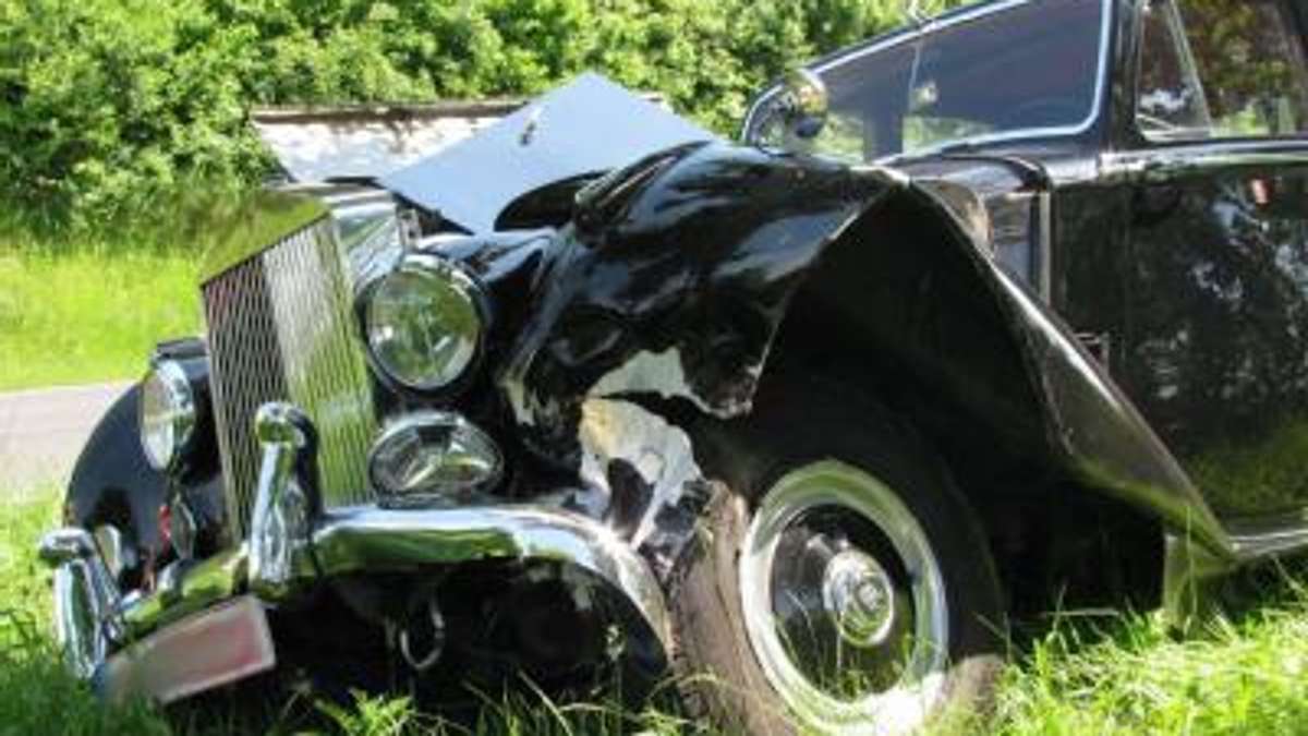 Marktbreit/Würzburg (dpa/lby): Luxusauto wurde schwer beschädigt
