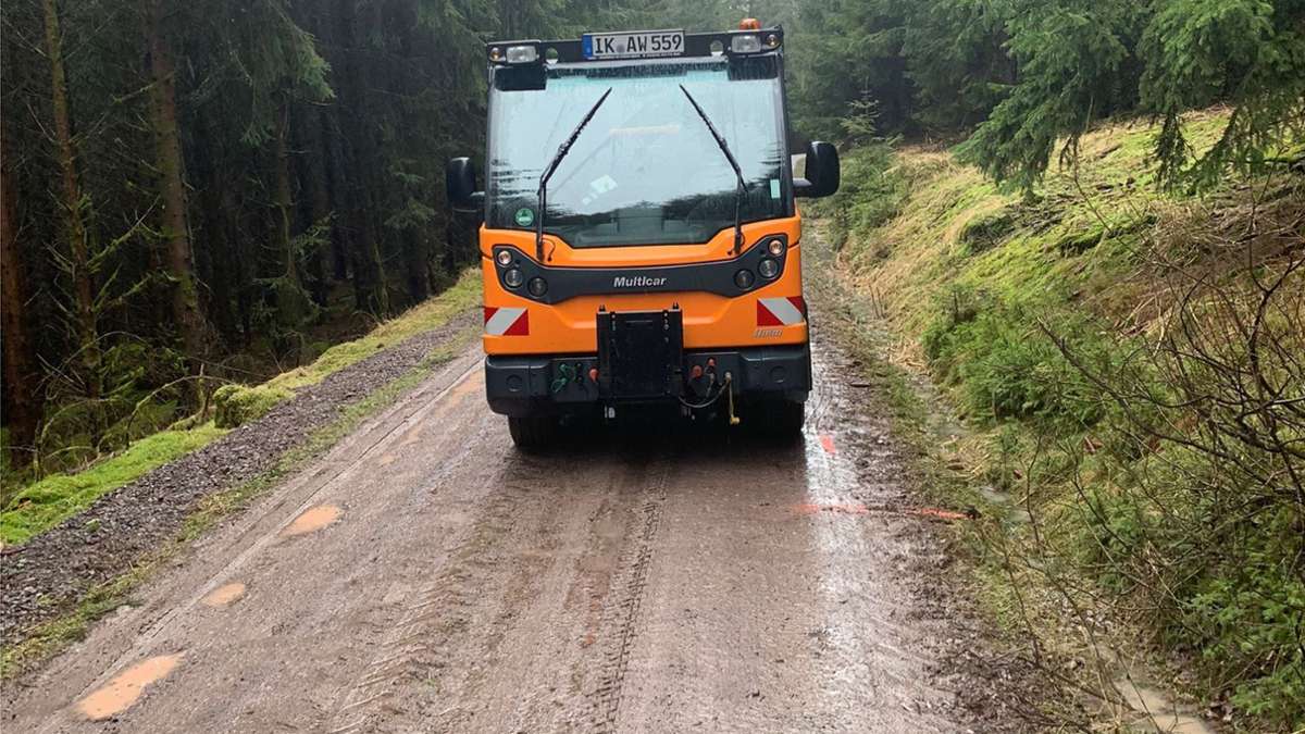 Großbreitenbach reicht es: Gemeinde versperrt Waldweg mit Bauhof-Fahrzeug