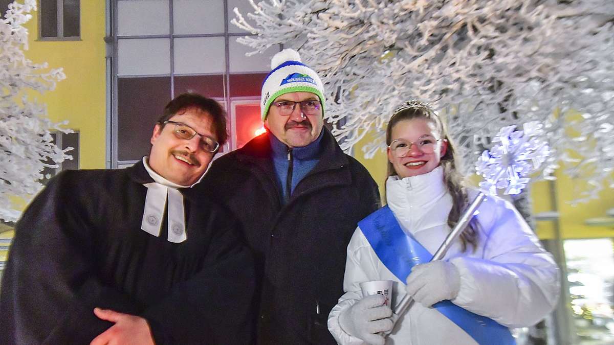 Pfarrer Henry Jahn und Bürgermeister Uwe Scheler stellten sich zum Erinnerungsfoto mit der neuen Neuhäuser Schneeprinzessin Pia Winter.