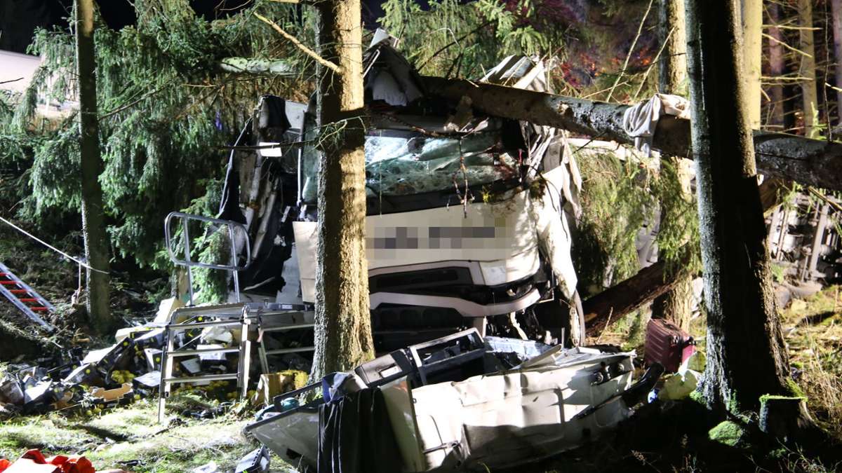Oberhof: 40-Tonner landet bei Oberhof im Wald: Zwei Schwerverletzte