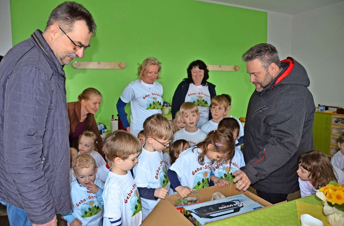 Eine Überraschungskiste voller neuer Spielsachen hatte Bürgermeister Fabian Giesder zur Einweihung des neuen Kindergartengebäudes für die  Stepfershäuser Geba-Strolche mitgebracht. Foto: Antje Kanzler