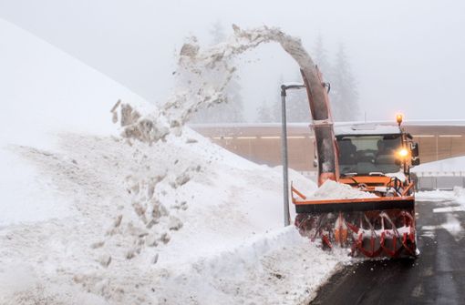 Schnellster: Die Schneefräse fährt  schon mal   über die Ziellinie. Im Hintergrund  der Nebel, der das gesamte Bahngelände umhüllt. Foto: Gerhard König/Gerhard König