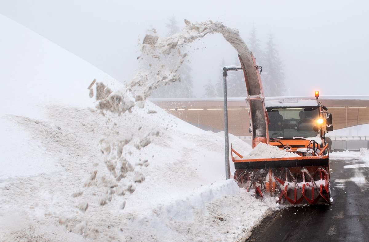 Schnellster: Die Schneefräse fährt  schon mal   über die Ziellinie. Im Hintergrund  der Nebel, der das gesamte Bahngelände umhüllt. Foto: Gerhard König/Gerhard König