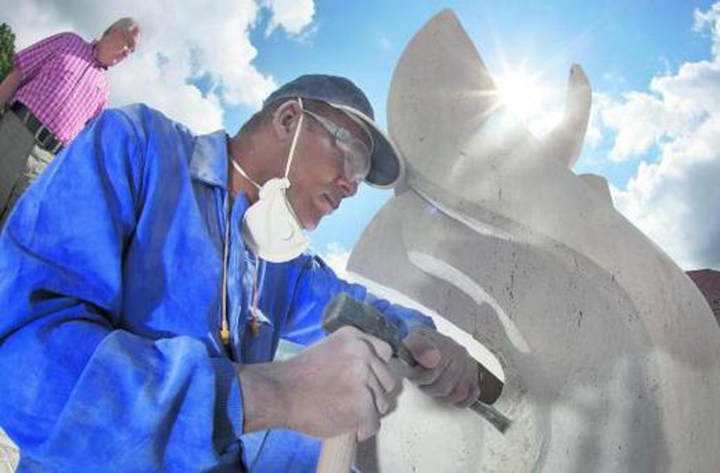 An einer weißen Taube aus Stein arbeitet Aramis Justiz Perera aus Kuba am vergangenen Freitag beim ersten Bildhauersymposium in Mehmels.