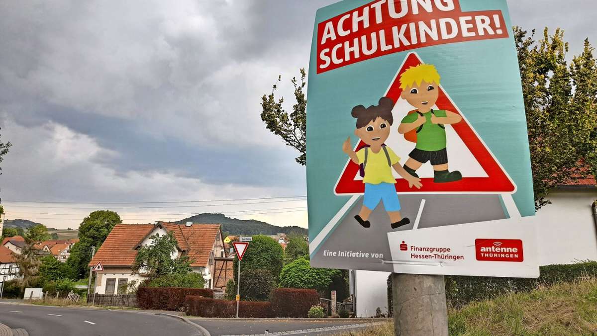 Sicherer Schulweg: Mit bunten Achtungszeichen an den Ortseingängen