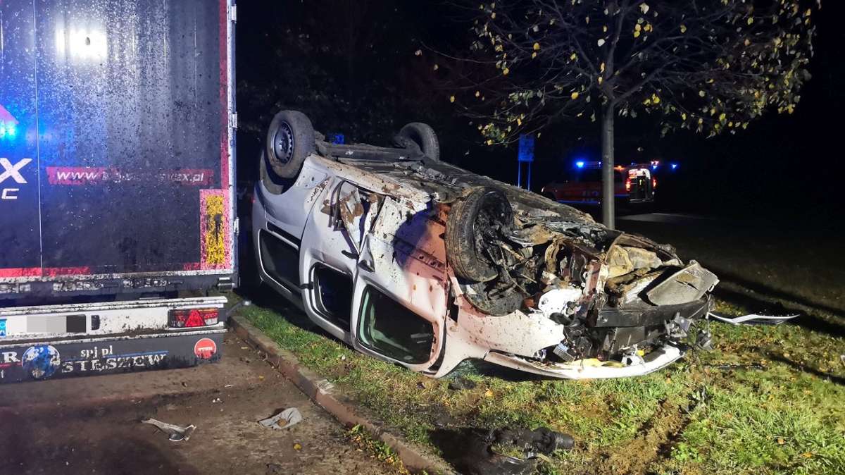 Thüringen: Autofahrer prallt auf Parkplatzausfahrt gegen Findling - vier Verletzte