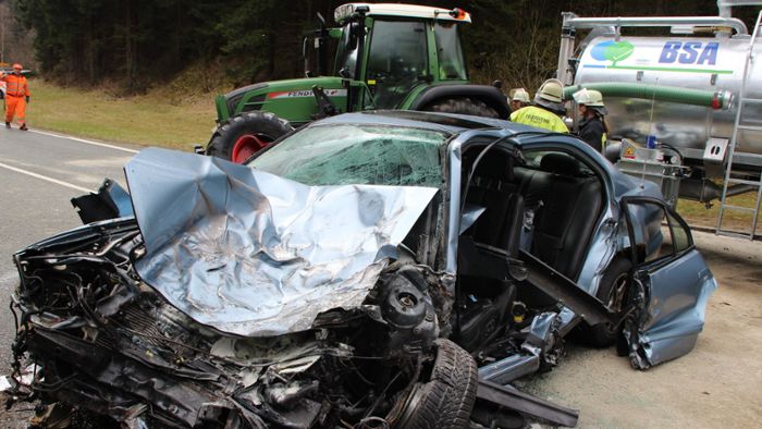 Autofahrer kracht frontal in Traktor: Hoher Schaden