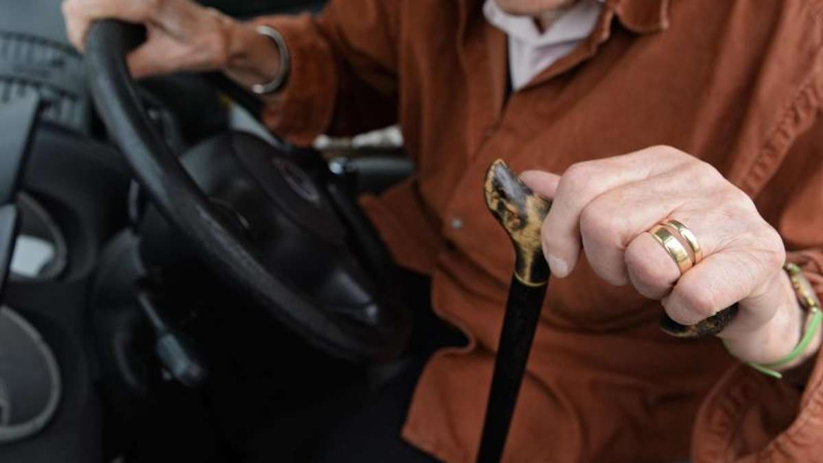 Coburg: Sturzbetrunken: 72-Jährige streift Auto und geht nach Hause