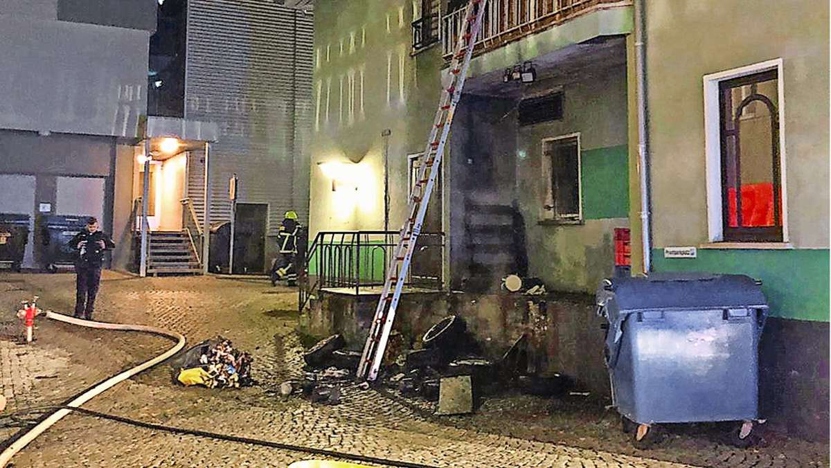 Wohnhaus evakuiert: Mülltonnen in Suhl-Mitte in Flammen