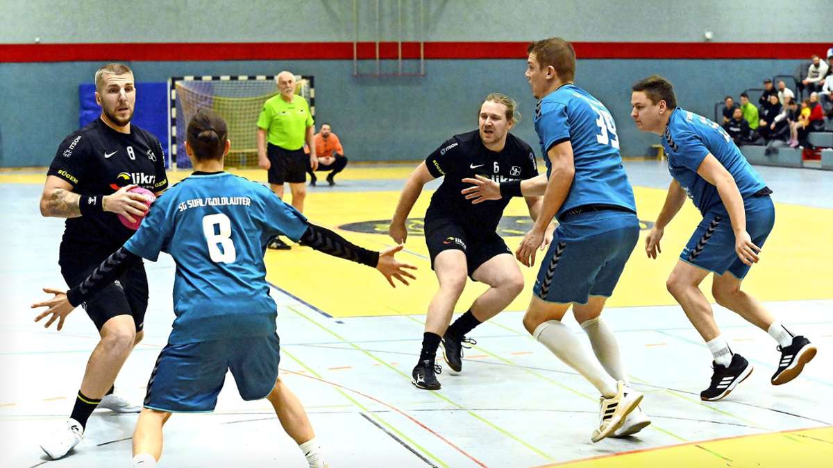 Gelungenes Handball-Spektakel: Anteil daran haben die Sonneberger Konstiantyn Ustymenko  (am Ball), sein Teamkollege Christian  Bartl (6),  aber auch die Suhler Moritz Ritzmann  (8), Lars Griebel  (Mitte) und Nico Hartenstein (rechts).