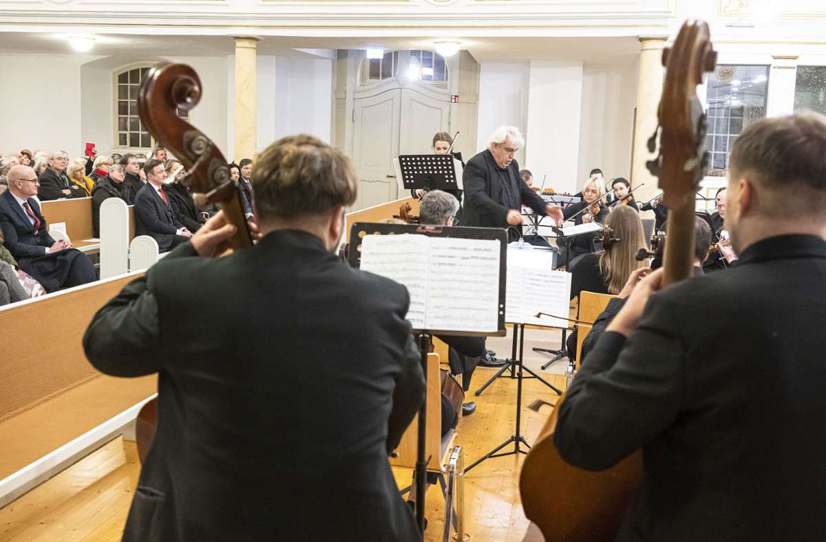 Das Nationale Akademische Opern- und Ballett-Theater Charkiw stimmte beim Neujahrskonzert in der Stadtkirche die Zuhörer mit Arien, Orgelwerken und den berühmten „Vier Jahreszeiten“ auf die kommenden Monate ein.