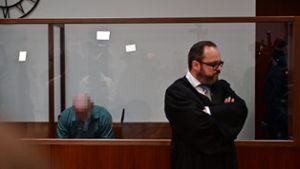 Der Angeklagte (links) am Tag der Urteilsverkündung im Hofer Landgericht. Im Vordergrund steht sein Rechtsanwalt Maximilian Siller.