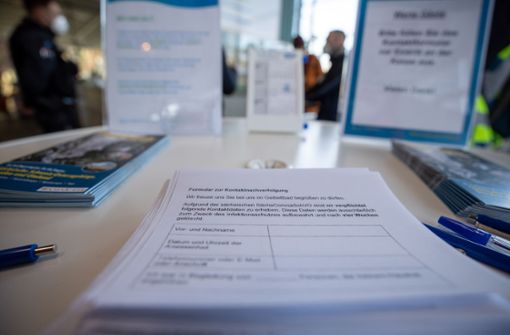 Formulare zur Kontaktnachverfolgung in einem Gesundheitsamt. Foto: picture alliance/dpa/dpa-Zentralbild/Daniel Schäfer