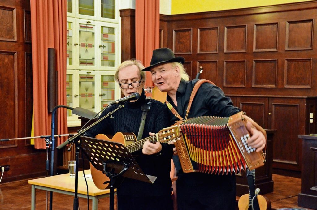 Seit 2009 eine Einheit: Dichter Achim Amme und Komponist Ulrich Kodjo Wendt im Rathaussaal beim Singen des selbst geschriebenen Liedes "Besoffen vor Liebe".	Fotos: Krüger