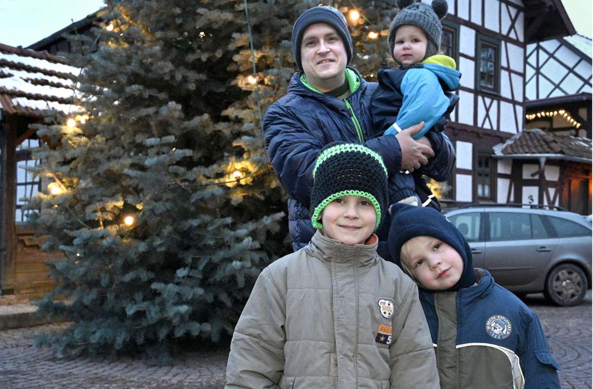 Stefan Kühn mit seinen beiden jüngsten Söhnen Karl und Emil sowie Nesthäkchen Anna.„Das ist  unglaublich und ich würde wirklich gern jedem Spender persönlich danken“, sagt der Familienvater. Foto: Heiko Matz