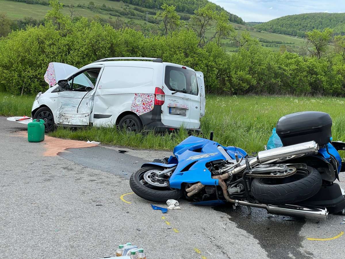 Tödliche Feiertagsausfahrt: Ein 72-jähriger Motorradfahrer stirbt bei einem Unfall. Seine Frau wird schwer verletzt.