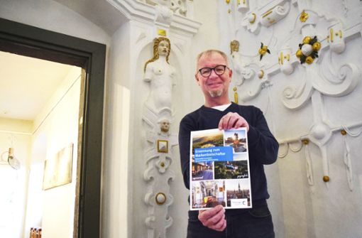 Kai Lehmann mit dem Dokument, das sein Haus als ein Aushängeschild für Thüringen ausweist Foto:  