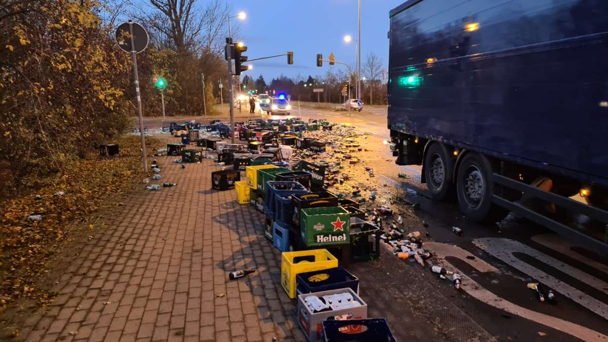 Thüringen: Ladung macht sich selbstständig: Lastwagen verliert Bierkästen