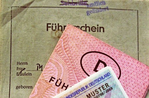Alte Führerscheine und neuer  Füherschein. Foto: dpa/Norbert Försterling