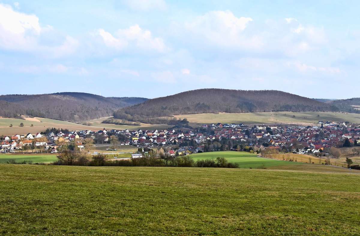 Blick auf Jüchsen: Die Gemeinde Grabfeld will selbst entscheiden, wo in ihrer Gemarkung künftig mögliche Flächen für Wind- und Solarenergieanlagen zur Verfügung stehen. Foto: Tino Hencl