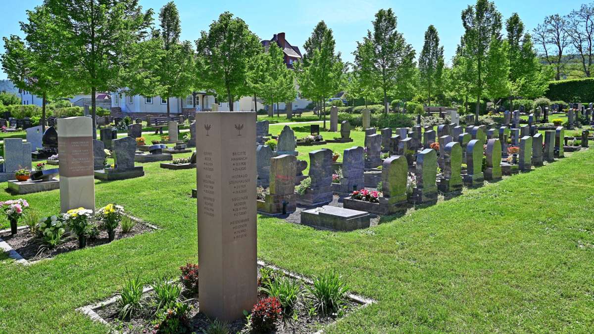 Friedhof: Firma pflegt  Grünanlagen auf auf dem Friedhof in Dorndorf