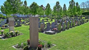 Firma pflegt  Grünanlagen auf auf dem Friedhof in Dorndorf