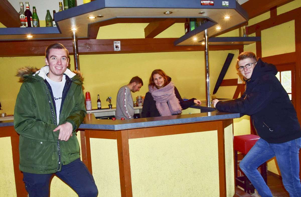 Wollen mit ihren Mitstreitern den Jugendklub samt Bar wieder betreiben: Foto: Kurt Lautensack