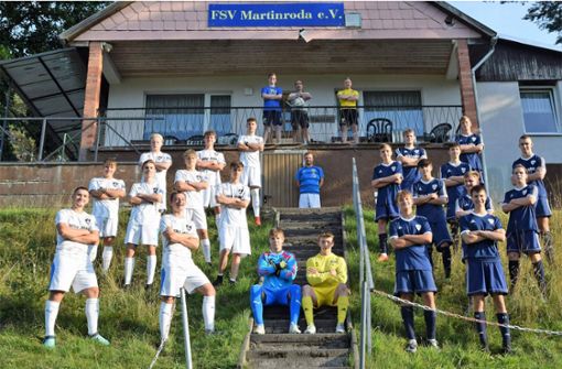 Posing for 2022/23: Die A-Juniorenmannschaft des FSV Martinroda vorm Vereinsheim. Unterm „Balkon“ und mittig ist  Trainer Andreas Lendrich zu erkennen. Foto: FSV Martinroda