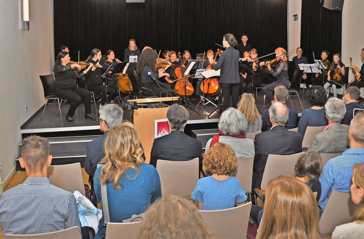 Das Orchester des Max-Reger-Konservatoriums umrahmte die feierliche  Einweihung der Struppschen Villa. Im Orchester musizierten auch Nachfahren der Familie Strupp.