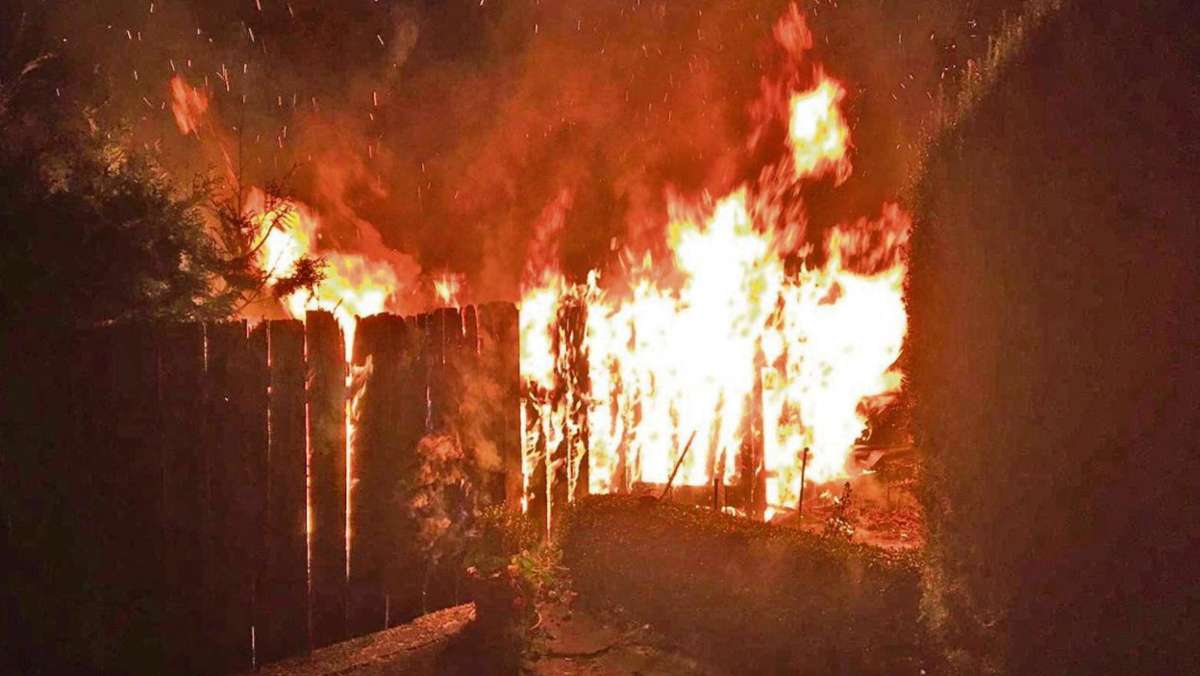 Suhl/ Zella-Mehlis: Flammen in Mäbendorf: Nachteinsatz für Feuerwehr
