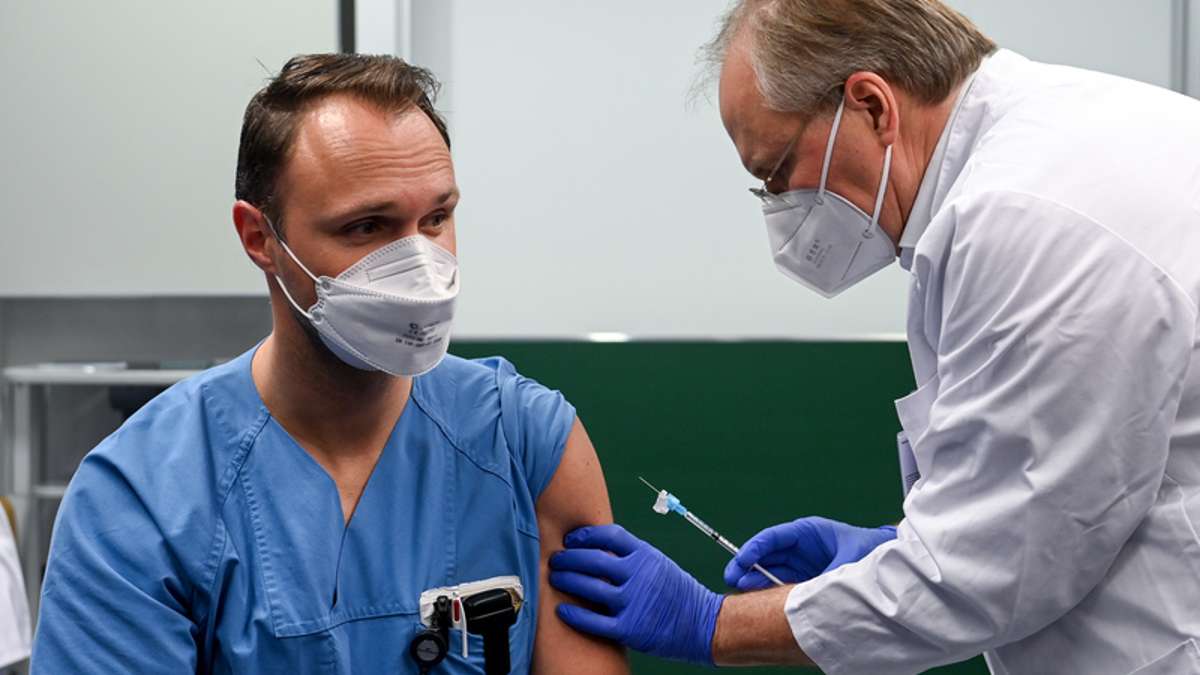 Corona-Pandemie: Nach Söder-Vorstoß: Debatte um Impfpflicht und FFP2-Masken