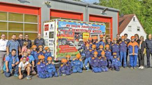 30 Feuerwehrfans und ein Anhänger
