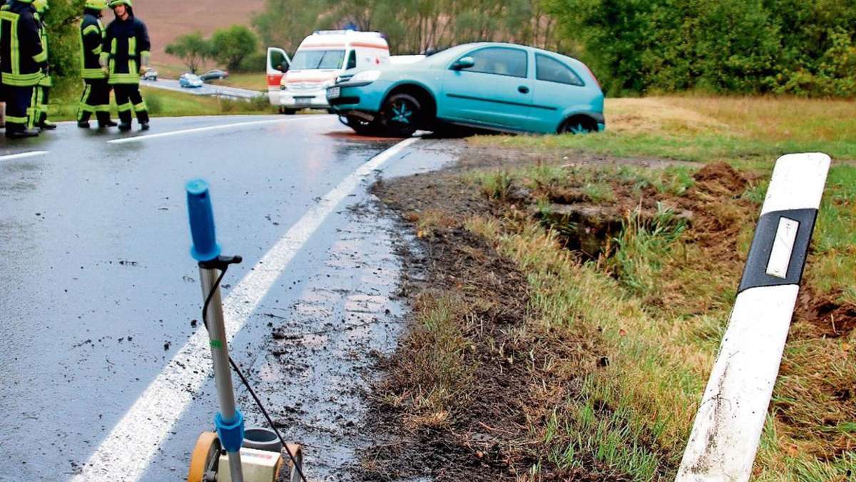Schmalkalden: Auto landet im Straßengraben