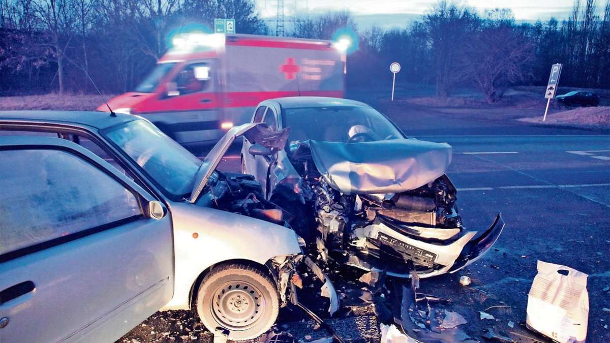 Knetzgau: Frontal-Crash: 34-Jähriger schwer verletzt