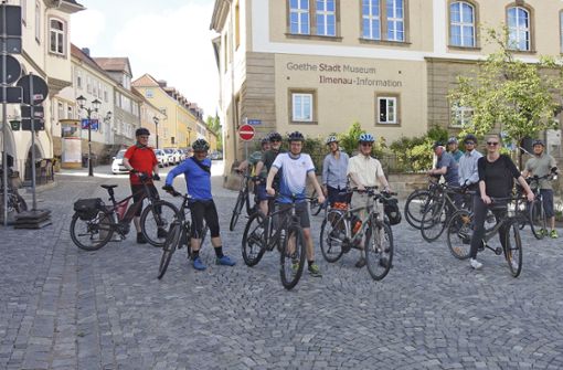 Start der diesjährigen Politiker-Fahrradtour des Fahrradclubs ADFC war wieder am Marktplatz: Peter Schütz (vorn, weißes Hemd) zeigte dem Oberbürgermeister (links neben ihm) und den anderen Teilnehmern,  wo es lang geht. Foto: Uwe Appelfeller