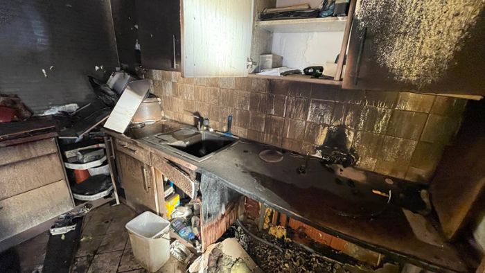 Bewohner rettet sich: Waschküche brennt aus