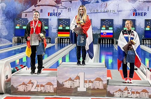 Silber für Deutschland: Selina Thiem (links) freut sich über ihren Erfolg in der Kombination bei der U18-Kegel-Weltmeisterschaft. Gold ging an die Kroatin Paula Polanscak, Bronze holte  Nada Poliakova aus der Slowakei. Foto: Privat