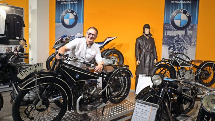 Hundertjährige im Fahrzeugmuseum
