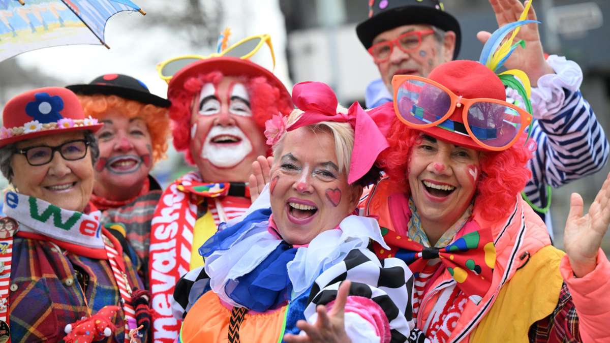In Düsseldorf sind bis 500 000 Menschen beim Rosenmontagsumzug am feiern.