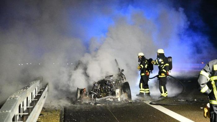 Tödlicher Unfall auf B 7: Auto brennt aus: Insasse hat keine Chance